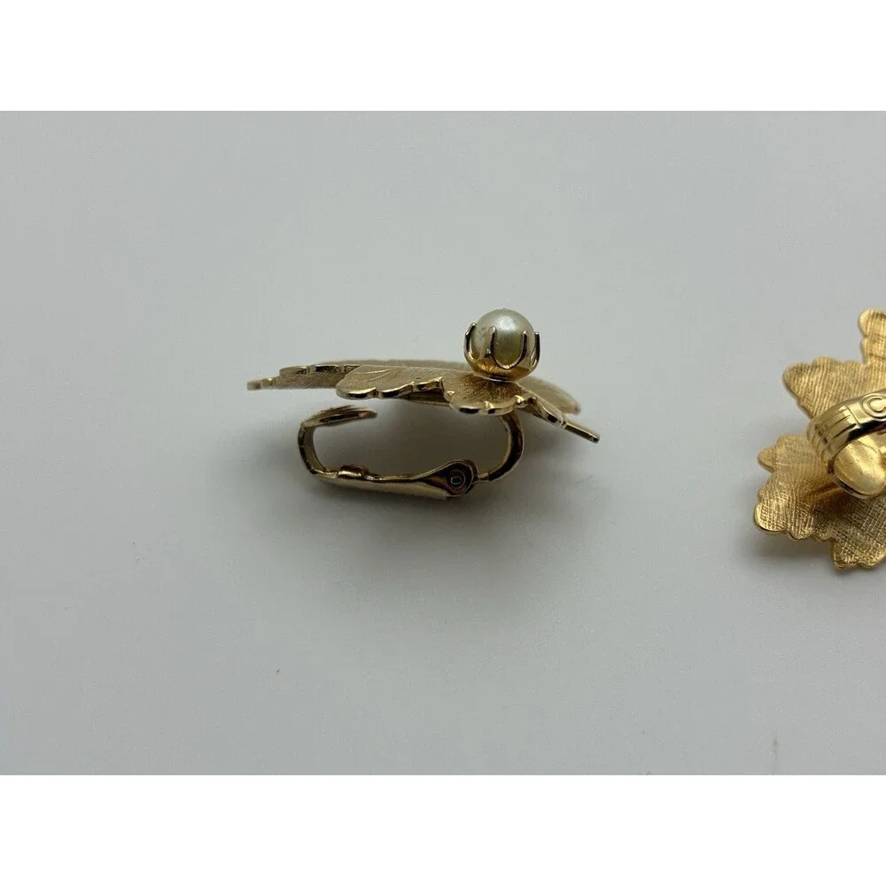 Sarah Coventry Leaf Clip On Earrings Faux Pearl Goldtone  VTG